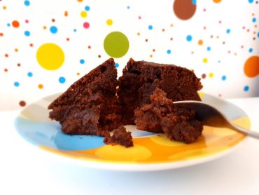 Czekoladowe ciasto na bazie suszonych daktyli