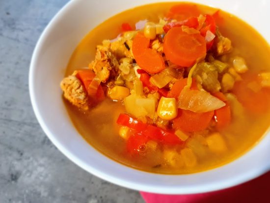 kolorowa zupa z kurczakiem i czerwoną soczewicą