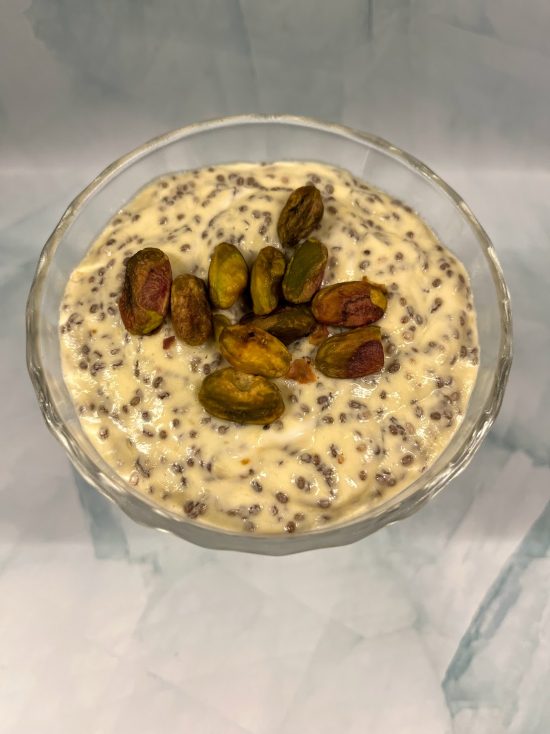 Mus mango-chia z pistacjami