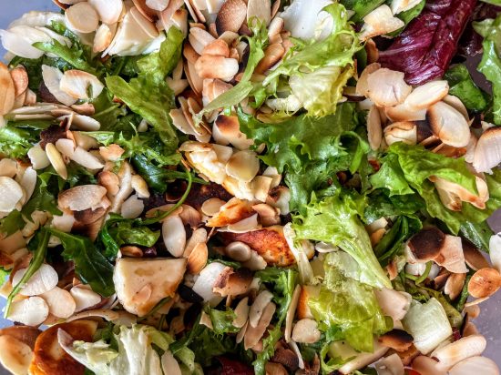 z grillowanym halloumi i płatkami migdałowymi