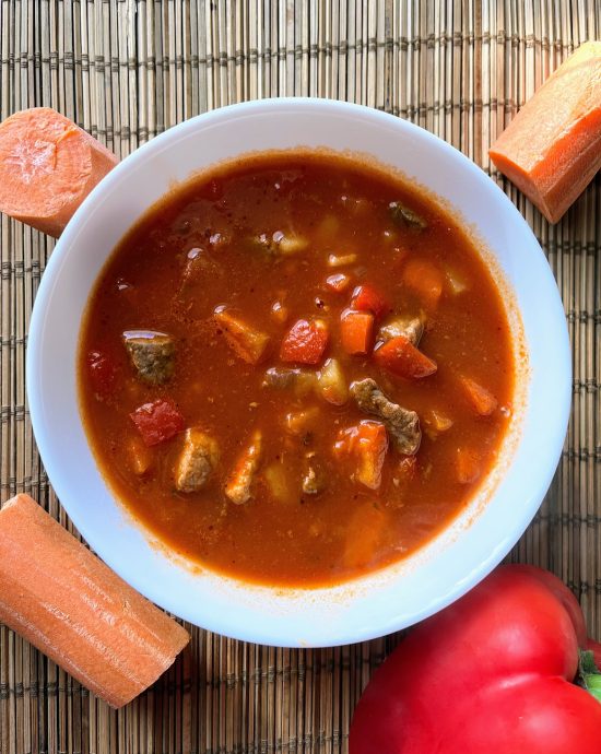 Zupa gulaszowa. Pyszny, aromatyczny i sycący obiad na kilka dni z głowy :)