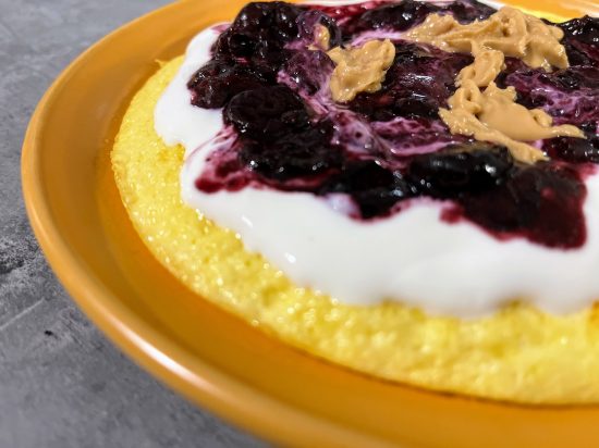 Waniliowy "skyromlet" z duszonymi borówkami